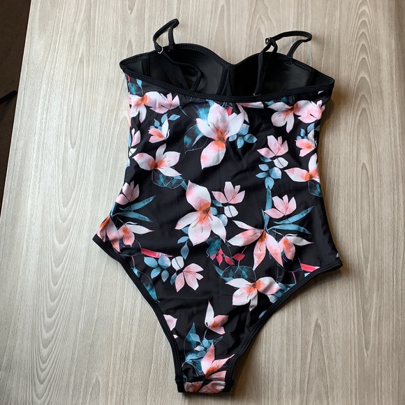 Floral one piece swimsuit - Picture 6 of 9